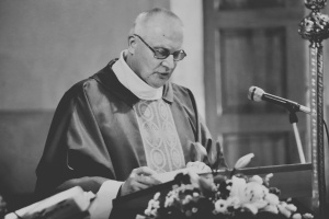 ksiądz andrzej gawroński